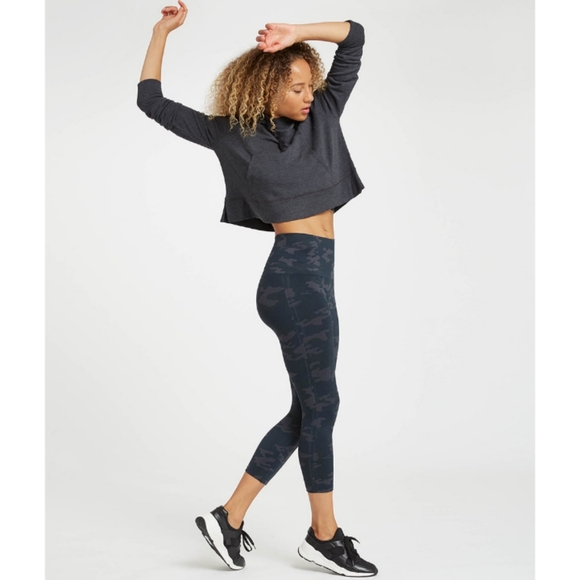 New Spanx Look at Me Now Seamless Cropped Leggings Size Small Black Camo - Picture 13 of 16
